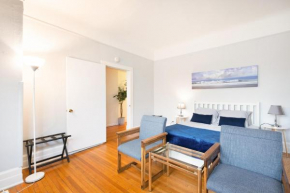 Cozy Oak Park Retreat, Walk to Shops and Trains